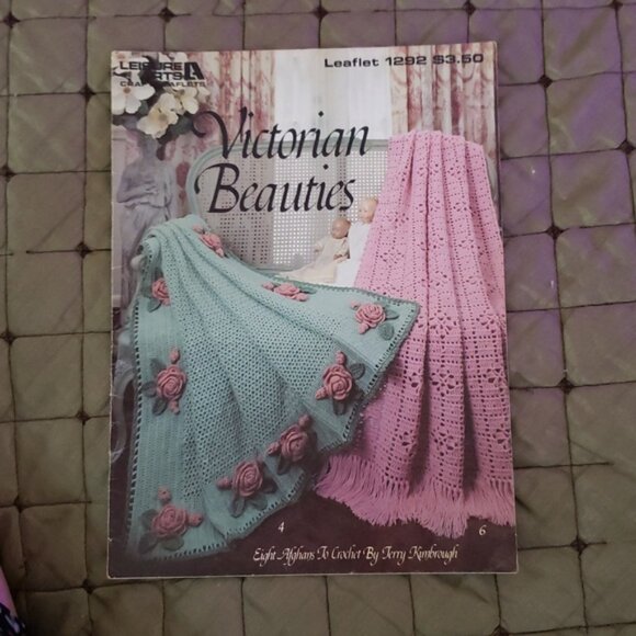 3 Vintage Leisure Arts Crochet Pattern Books Afghans Pansies Roses - Picture 2 of 7